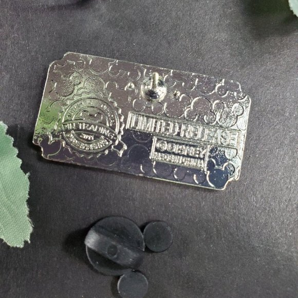 Disney Parks Admit One Peter Pan Tinkerbell Ticket 1971 Pin - Picture 3 of 3